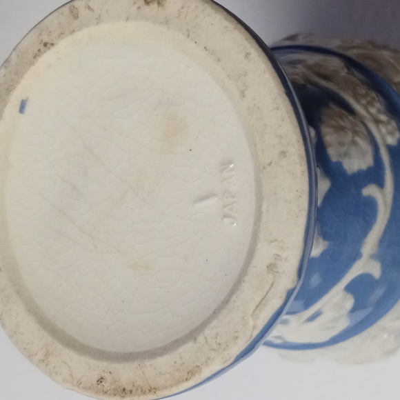 Cherub Porcelain Vase - Picture 7 of 7